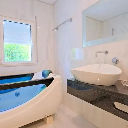 Quarto em Acomodações Particulares Elegant Guest With Hot Tub Full Shared